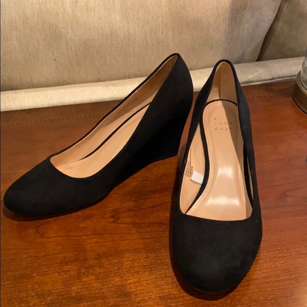 closed toe wedge heel
